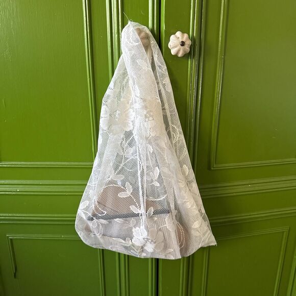 Lace shopping bag with floral design, handmade custom market tote - Picture 2 of 6